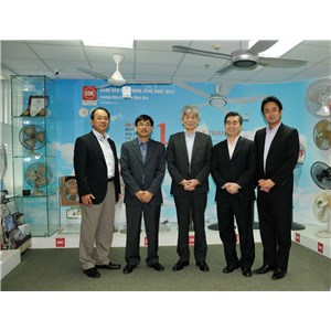 Chụp hình lưu niệm tại Showroom công ty - Ông Kiyoshu Maeda (thứ ba từ trái qua)
