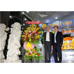 Ông Kiyoshi Maeda (trái) chụp hình kỉ niệm với Ông Lim Eng How (Tổng Giám Đốc Công ty Phân Phối KDK tại Singapore)