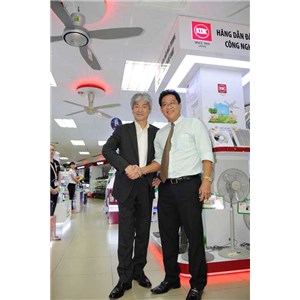 Ông Kiyoshi Maeda bắt tay thân mật với Giám Đốc Siêu thị Điện máy Nguyễn Kim